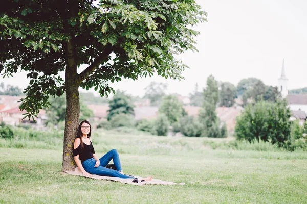 Mujer Joven Relajándose Parque Verano —  Fotos de Stock