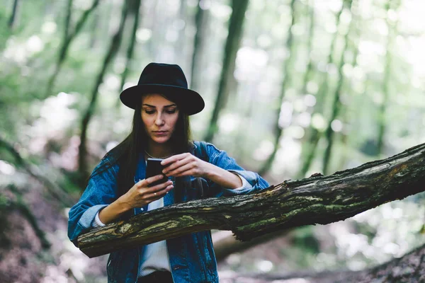 Ung Kvinna Svart Hatt Med Ryggsäck Naturen — Stockfoto