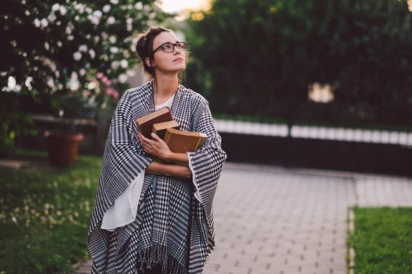 Jonge Vrouw Die Boek Leest Het Park — Stockfoto