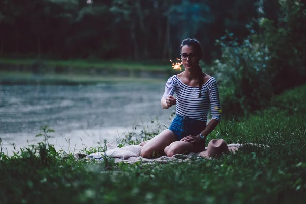 Mladá Žena Černých Šatech Světly Tmavém Pozadí — Stock fotografie