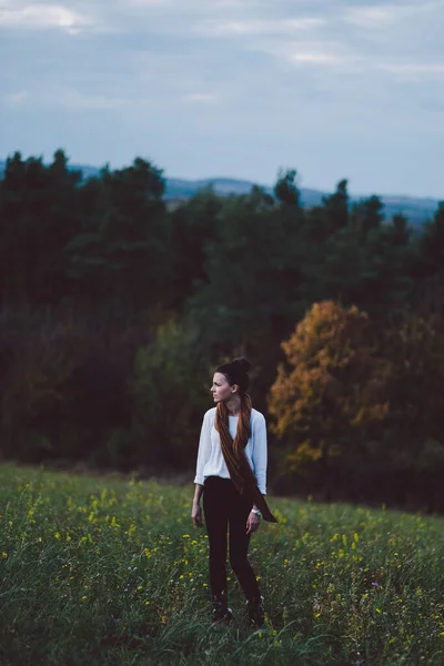 Giovane Ragazza Rilassante All Aperto All Inizio Dell Autunno — Foto Stock