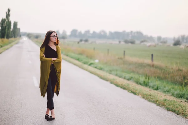 Jonge Vrouw Een Veld Met Een Rugzak Stockafbeelding