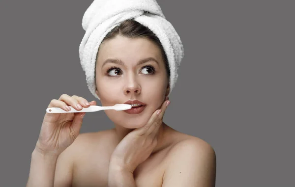 Fille Avec Une Brosse Dents Blanche Dans Une Serviette Sur — Photo