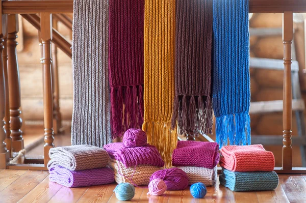 Колекція різнокольорових в'язаних шарфів — стокове фото