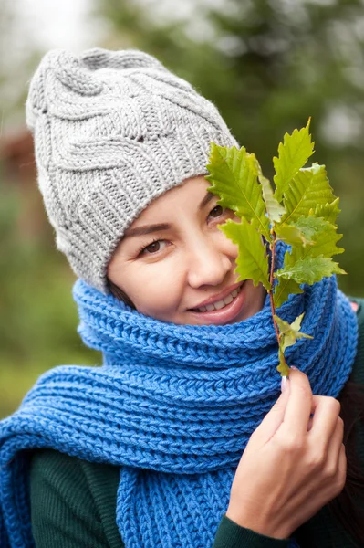 Portrait of a girl in the autumn park. — Stock Photo, Image