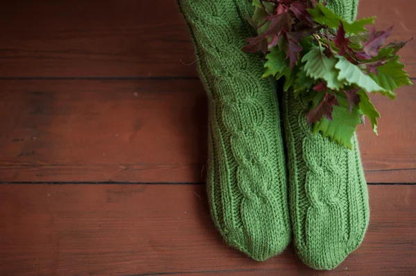 Вязаные шерстяные теплые носки с листочками — стоковое фото