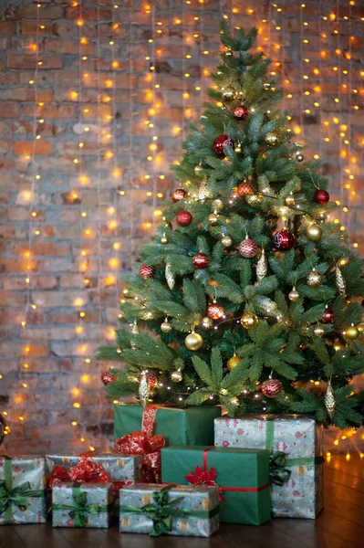 Güzel bir Noel ağacının altında renkli hediyeler ve hediyeler