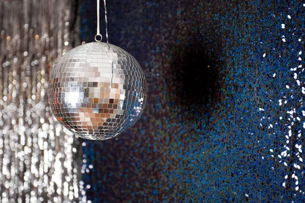 Дзеркальний диско-куля, що звисає зі стелі — стокове фото
