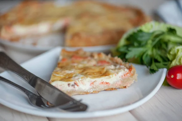 Torta aperta con salmone, spinaci e aneto . — Foto Stock