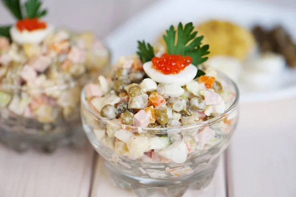 Glazen schotel met olivier salade, gorizontal schot — Stockfoto