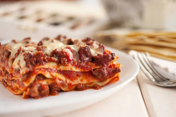 Lasaña italiana tradicional con salsa boloñesa de carne picada — Foto de Stock