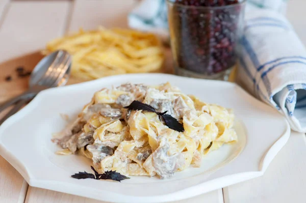 Carbonara di fettuccine in una ciotola bianca con pancetta e funghi . — Foto Stock