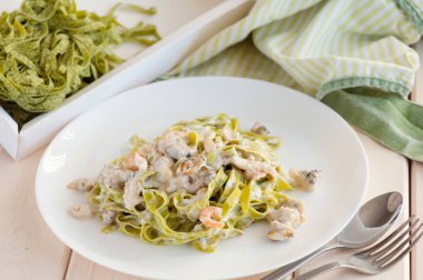 Deniz gıdalar ve ıspanak fettuccine makarna beyaz yemekleri