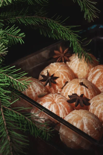 在黑暗的背景下，圣诞节概念的香料新鲜橘 — 图库照片