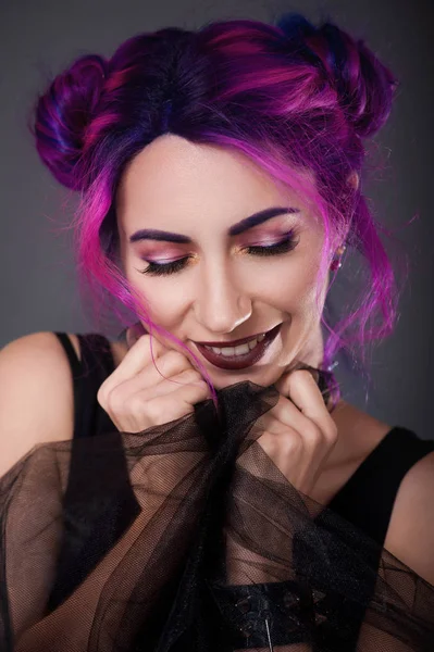 Mulher retrato com cabelo violeta . — Fotografia de Stock