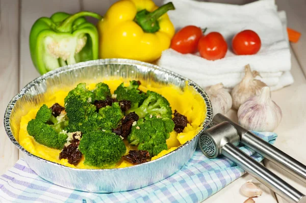 Vegetarisches Abendessen. Polenta mit Brokkoli und sonnengetrockneten Tomaten — Stockfoto