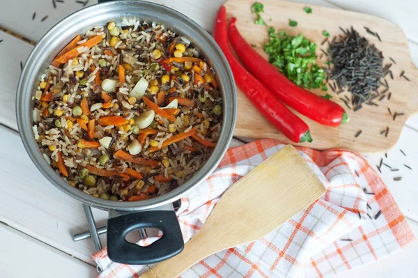 Reis mit Gemüse, vegetarisches Gericht. — Stockfoto