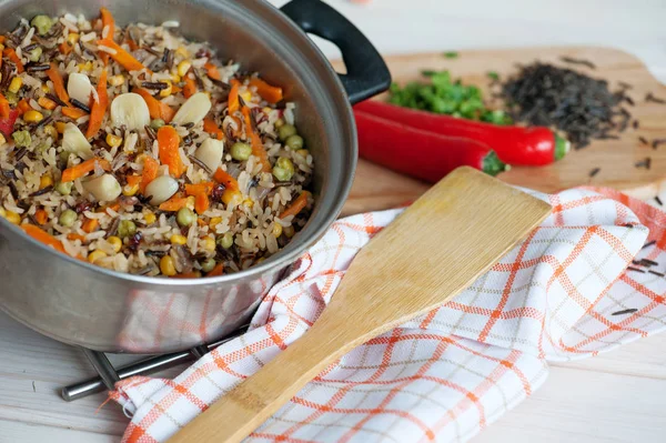Reis mit Gemüse, vegetarisches Gericht. — Stockfoto
