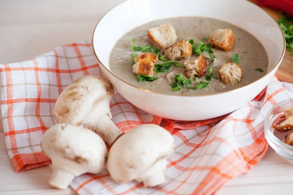 Supă de cremă de ciuperci pe masă, mâncare — Fotografie, imagine de stoc