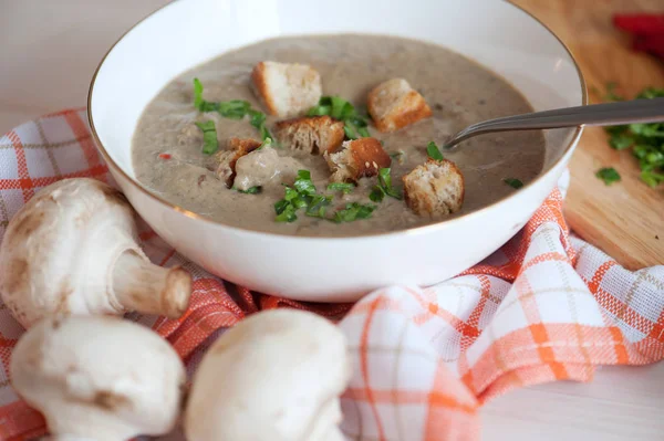 Supă de cremă de ciuperci pe masă, mâncare — Fotografie, imagine de stoc