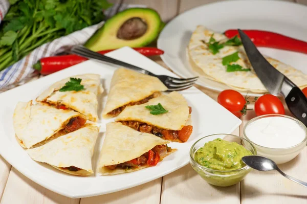 Quesadilla con pollo, servido con guacamole o salsa de salsa —  Fotos de Stock