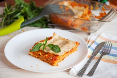 Sağlıklı vejetaryen lazanya, fesleğen yaprakları ile taze İtalyan tarifi