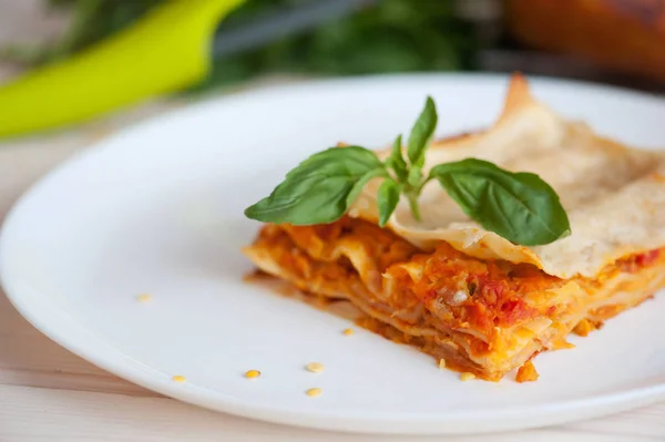 Lasaña vegetariana saludable, Receta italiana fresca con hojas de albahaca — Foto de Stock