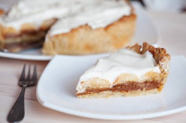 Karamel ve muz ile pasta 