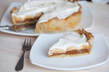 Karamel ve muz ile pasta 