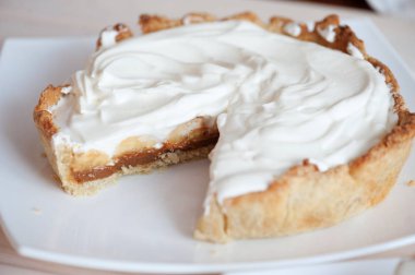 Karamel ve muz ile pasta 