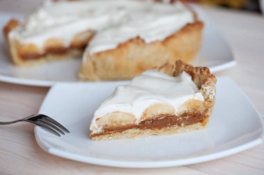 Karamel ve muz ile pasta 