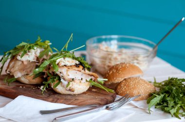 Tavuk ve rukola ile sağlıklı sandviç