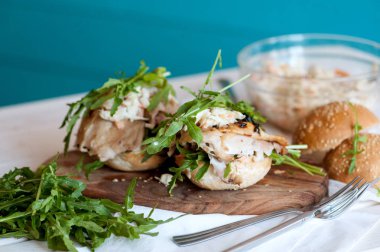 Tavuk ve rukola ile sağlıklı sandviç