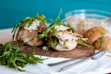 Tavuk ve rukola ile sağlıklı sandviç