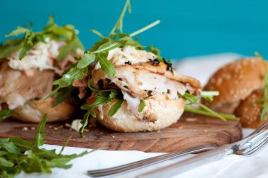 Tavuk ve rukola ile sağlıklı sandviç