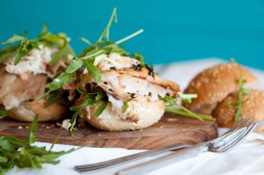 Tavuk ve rukola ile sağlıklı sandviç