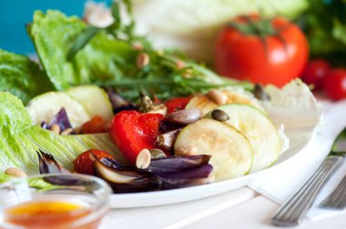 Beyaz tabakta ızgara sebze.