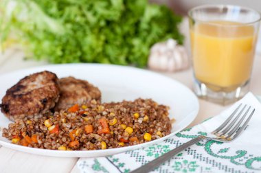 Buğday lapası sebze ve köfte