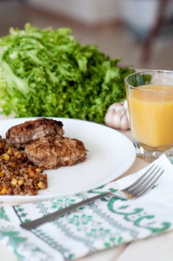 Buğday lapası sebze ve köfte