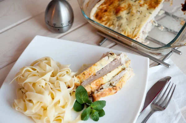 Slices of baked turkey breast fillet with fettuchini — Stock Photo, Image