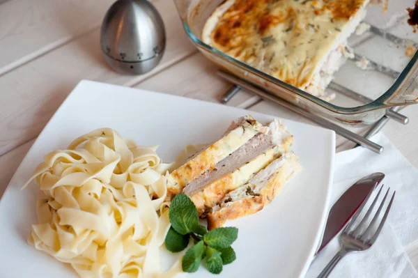 Biter av bakt kalkunfilet med fettuchini – stockfoto