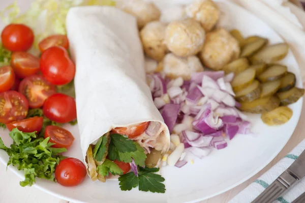 Rollo retorcido sándwich con lechuga, pepinos, tomates cherry, cebolla, sin carne — Foto de Stock