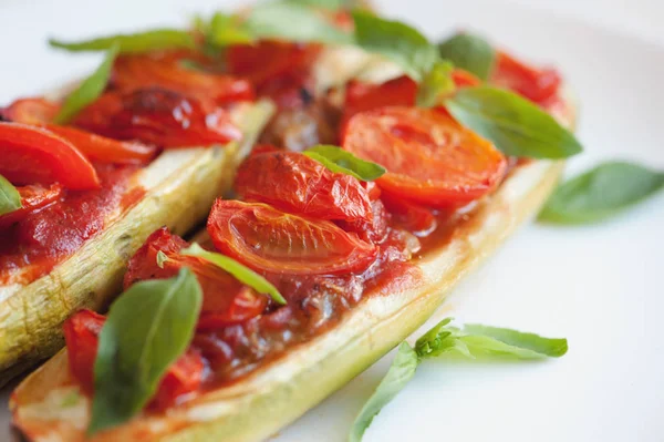 Vegetarische Kost. gebackene Zucchini mit Tomaten und Basilikum — Stockfoto