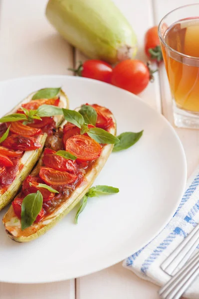 Cibo vegetariano. Zucchine al forno con pomodoro e basilico — Foto Stock