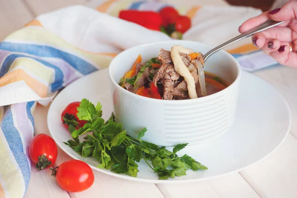 Asiatische traditionelle Suppe lagman mit Nudeln und Fleisch — Stockfoto