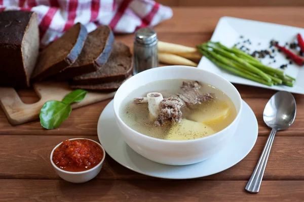 Supă cu carne de miel și cartofi pe masa restaurantului — Fotografie, imagine de stoc