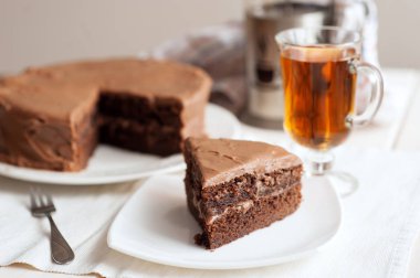 Kesilmiş parça ve çay ile çikolatalı kek