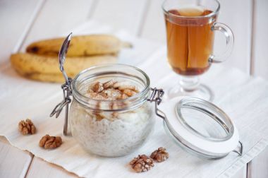 Yulaf ezmesi muz ve kahvaltı için ceviz