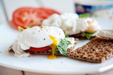 Su teresi tost ile haşlanmış yumurta