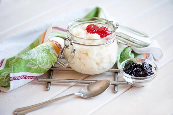 Porridge di riso di latte con marmellata . — Foto Stock